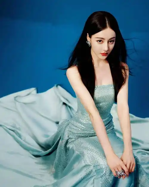 迪丽热巴的蓝色礼服展现了女性的精致和魅力_娱乐_身材_仙子