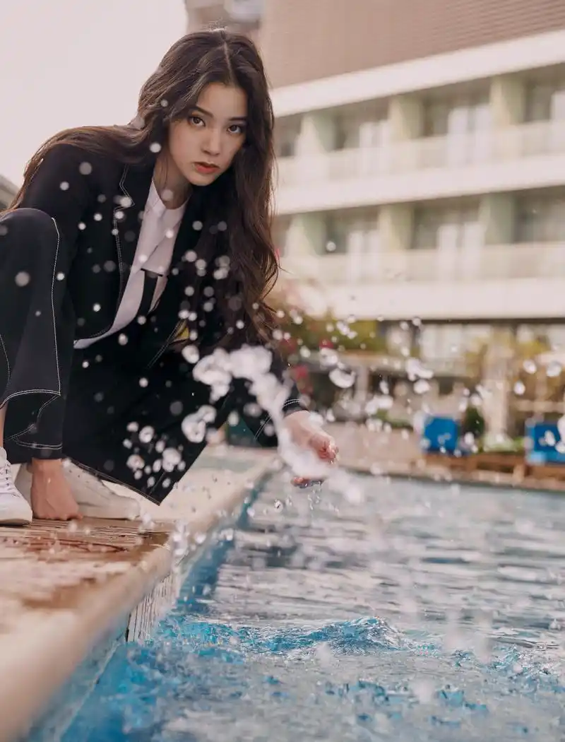 欧阳娜娜代言ax 改变常在,挑战不停♀  黑色休闲西装搭配字母白t,微卷