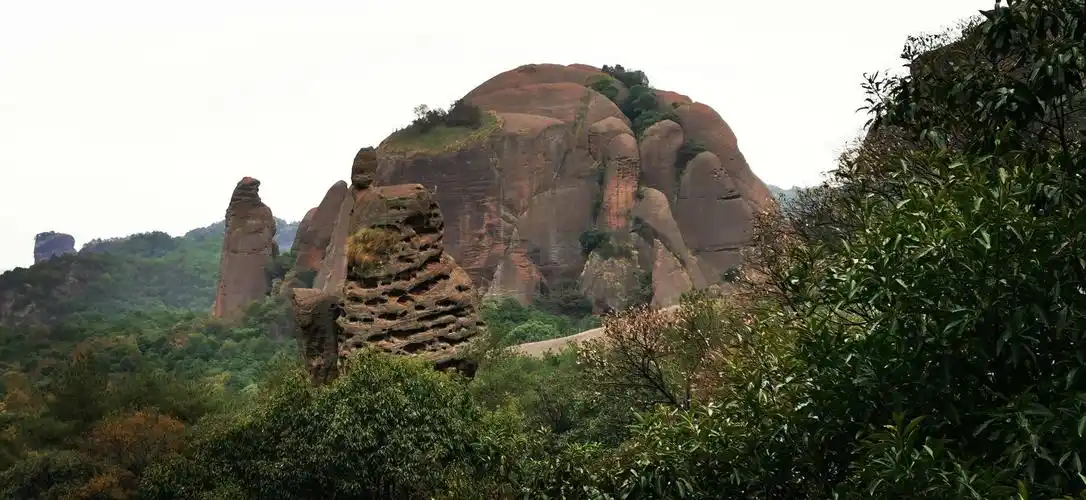 龟峰风景名胜区位于江西省弋阳县西南部,是世界地质和自然遗产名胜区.