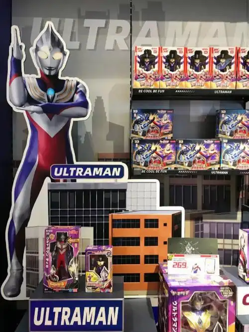 可以看到奥特曼大战怪兽的布景再现电视场景 带入感很强9191适合