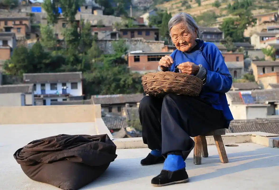94岁小脚老太太眼不花耳不聋,还能做针线活!她有何长寿秘诀?
