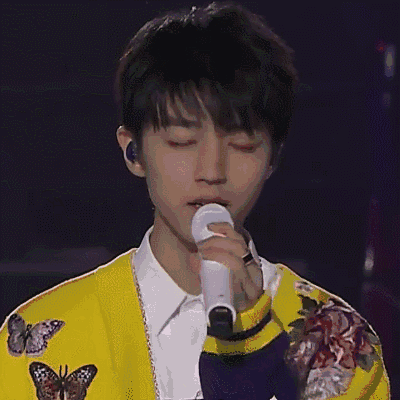 tfboys 组合 话筒 唱歌 笑容