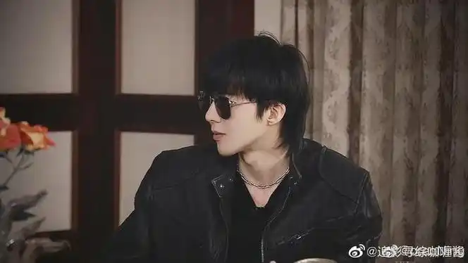 刘宇宁直播戴墨镜真的梦回终极笔记黑眼镜