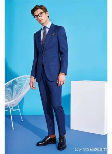 深蓝色西服搭配什么颜色鞋子?