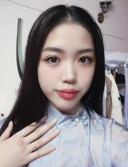 杨倩生日秀美腿,越来越妩媚,23岁发育成熟,身材傲人