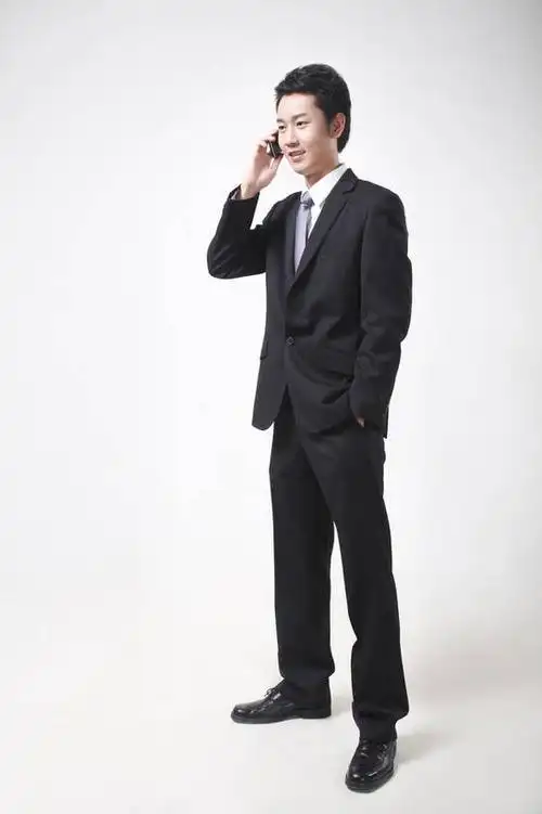 一个人,商务人士,打电话,微笑,竖图,彩色,室内,白色背景,正面,侧面