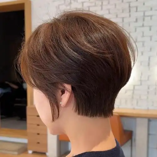 如果你想要增加一些层次感,可以在发梢部分剪出一些轻微的碎发.