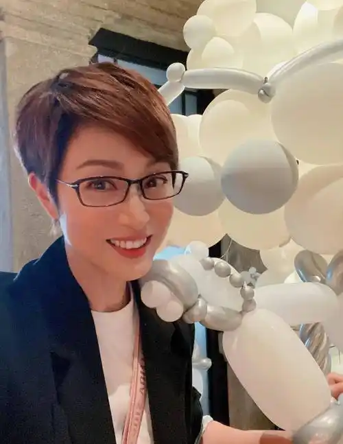 53岁陈法蓉晒照状态好港姐冠军短发太酷飒曾与利智撞造型