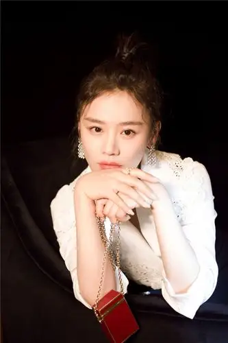 马思纯复古风出席盛典 获"百变小花"荣誉