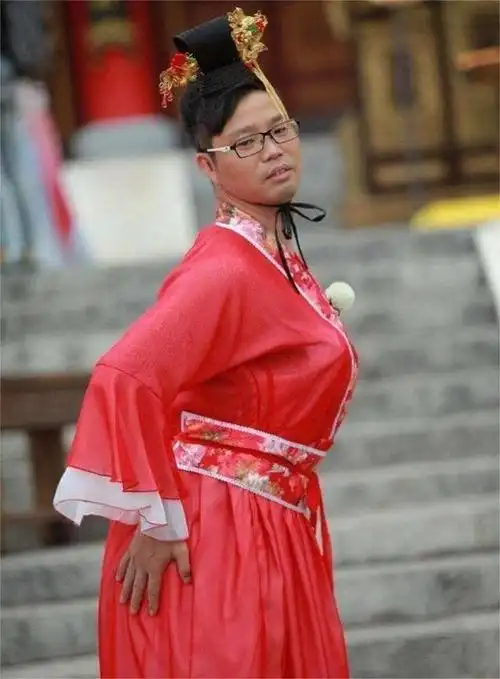 现在的明星,女扮男装很普遍,男扮女装也不稀奇,而且男星扮起女装有的