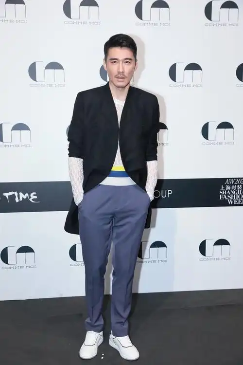 51岁胡兵亮相时装周穿半透明打底衫秀身材这造型气场真强