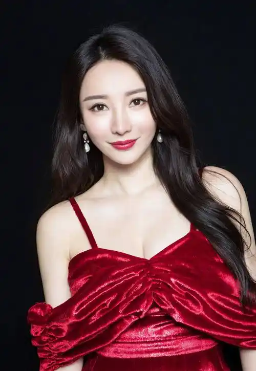 小黑裙已经失宠,例假裙又被柳岩玩火,蜜桃身材"沙漏线"可真美_时尚