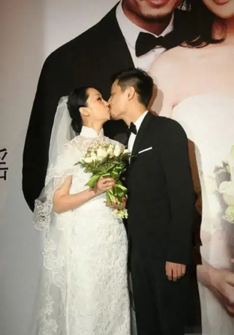 虽然大婚并未邀请beyond其他两位成员黄家强与黄贯中参加,但栾树