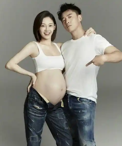 郑恺晒苗苗孕中大肚照,皮肤白皙堪称瓷娃娃,还有女儿首次亮相,超软萌