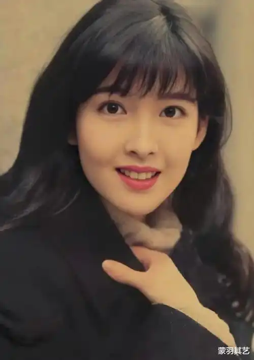 清纯玉女周慧敏的性感之路,54岁再登台,一双美腿仍能杀人