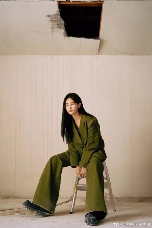 李一桐知性风#李一桐知性风,绿西装77细框眼镜直接给我美晕