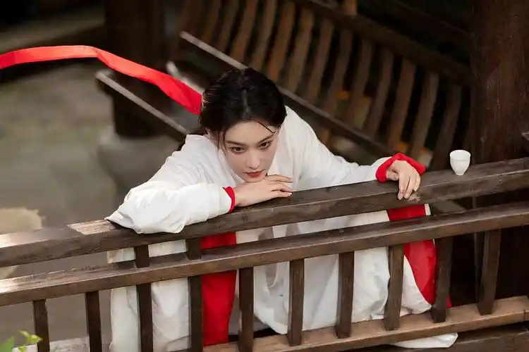 张馨予红裙白衣演绎古风侠女 执笔泼墨林中饮酒英气十足