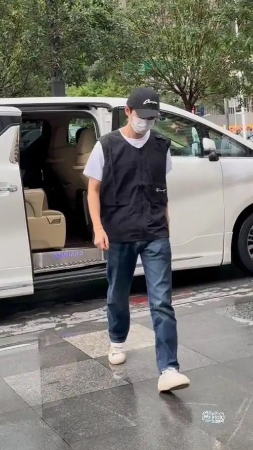 你好星期六上班路透里王俊凯头戴黑色棒球帽少年感满满