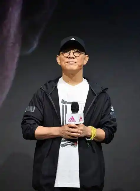 李连杰晚年也不得不停下演艺事业,在2020年拍完《花木兰》之后,李连杰