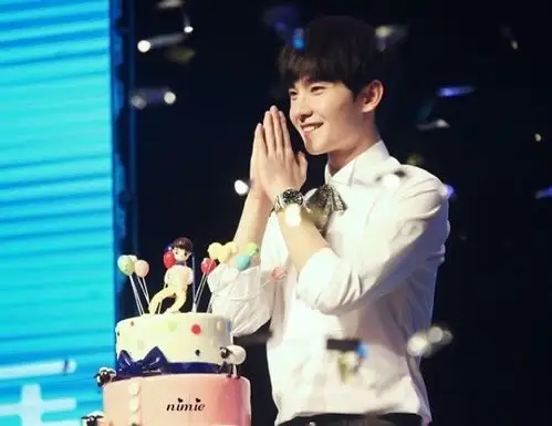 国民美少年杨洋24岁生日party在上海举行,并邀请各地粉丝一起庆生.