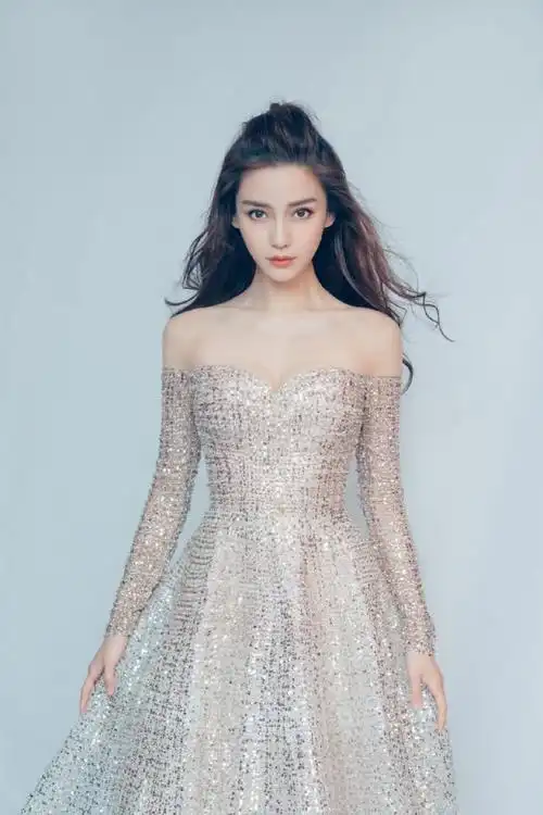 杨颖当妈3年了依旧是小公主,穿一字肩亮片礼服,配卷发太迷人了__凤凰