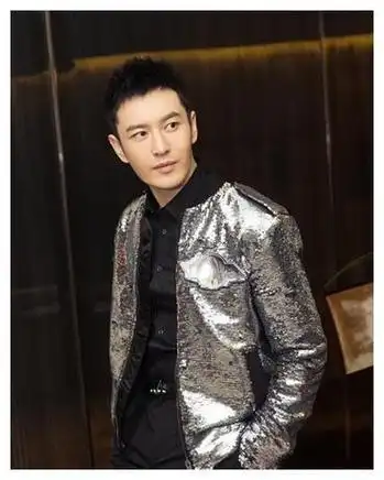 黄晓明携6岁儿子回家过元旦亲子装同场竞技温情父爱满满