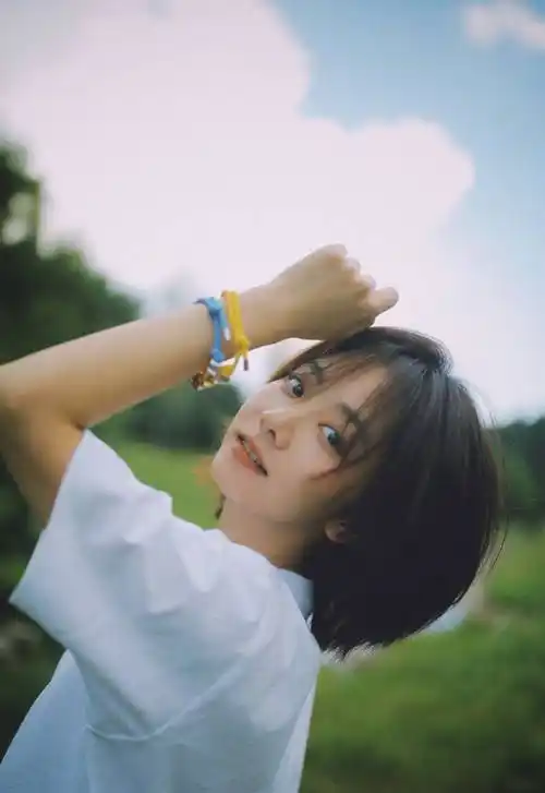 谭松韵白色t恤短裤生活风写真_短发_t恤_少女