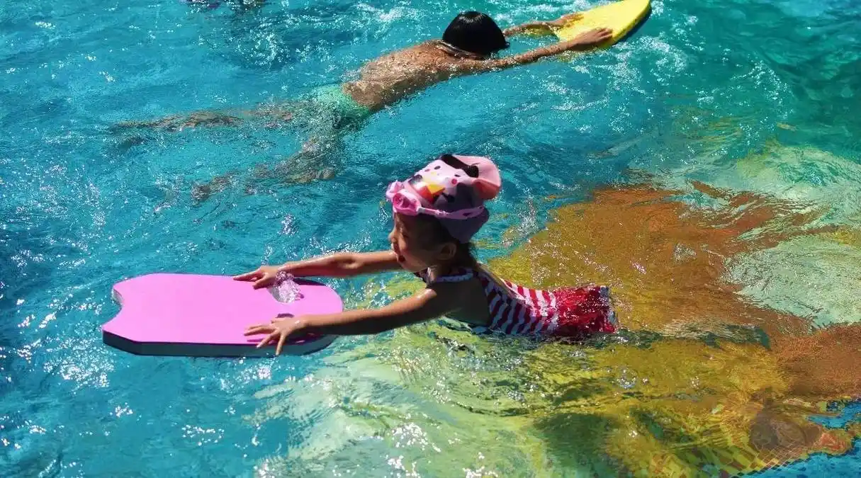 原价88元儿童游泳课,现只要19.9!带娃体验大人免费,十大区域任选!