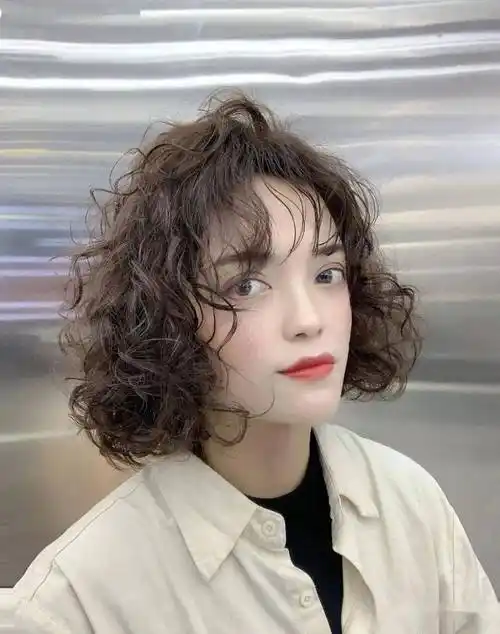 能观察到的,一般分为5种类型:直发,波发,卷发,羊毛状卷发及小螺旋形发