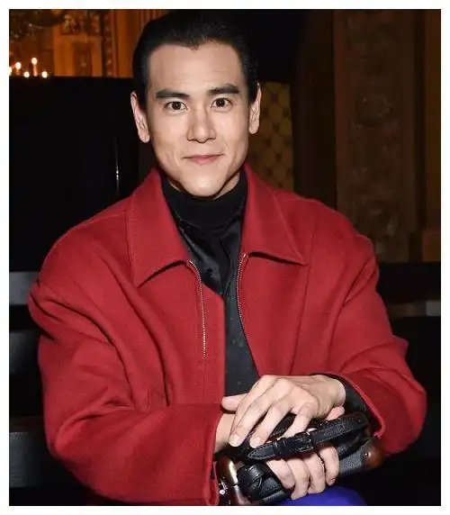 38岁彭于晏也难逃油腻,脸变圆肌肉松弛,网友:健身男神去哪了