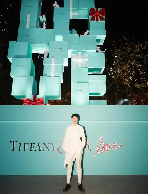 现场聚集众多粉丝前来为偶像应援,刘昊然热情与到场粉丝互动