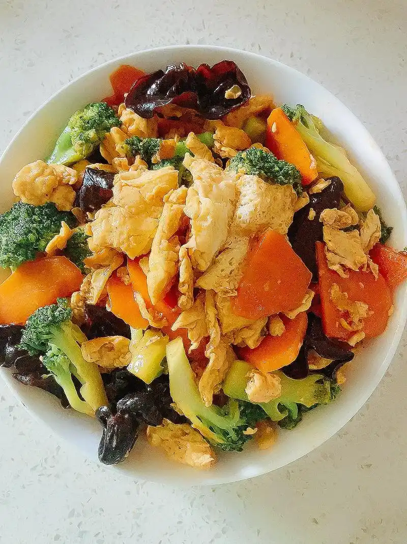 学做家常菜西蓝花胡萝卜木耳炒鸡蛋