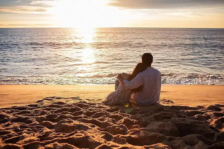 海边浪漫的年轻夫妇-原创广告素材图片-蓝牛仔