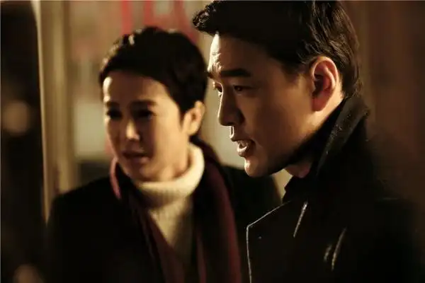 《守婚如玉》饰演何建电视剧《守婚如玉》日前正在卫视热播,王耀庆在