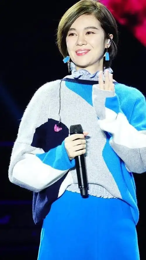 郁可唯的魅力原来这么强用毛衣搭配裤裙更有一种高级贵族感