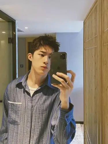 9,手指比心自拍男生拍照,偶尔也可以展示自己的可爱,自拍的时候,利用