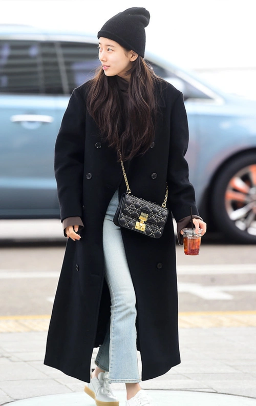 "国民初恋"裴秀智素颜现身,穿着黑色大衣搭配浅蓝色牛仔裤 简约时尚