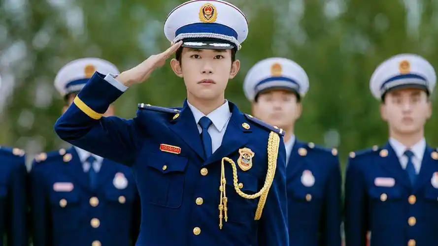 易烊千玺身穿军装亮相森林消防官博,一身正气意气风发