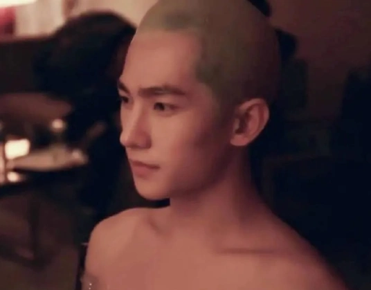 还真是"天不怕地不怕,就怕杨洋没头发",这光头造型也太能"撩人"了