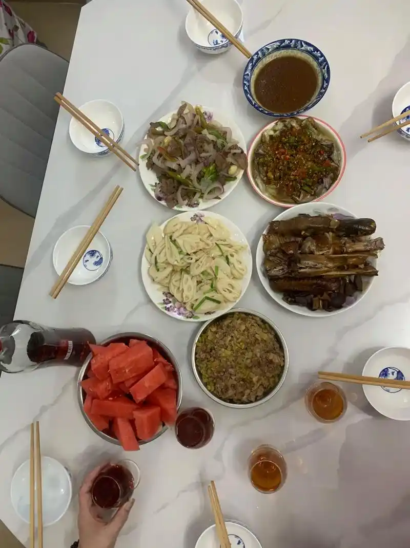 晚上在屈姐姐家里头吃的饭,厨艺见长了7215做饭的味道 - 抖音