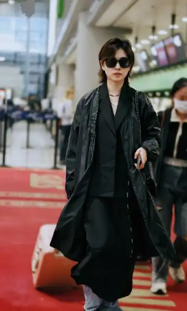 万茜机场亮相,全黑穿搭展现潇洒魅力,气质超群!