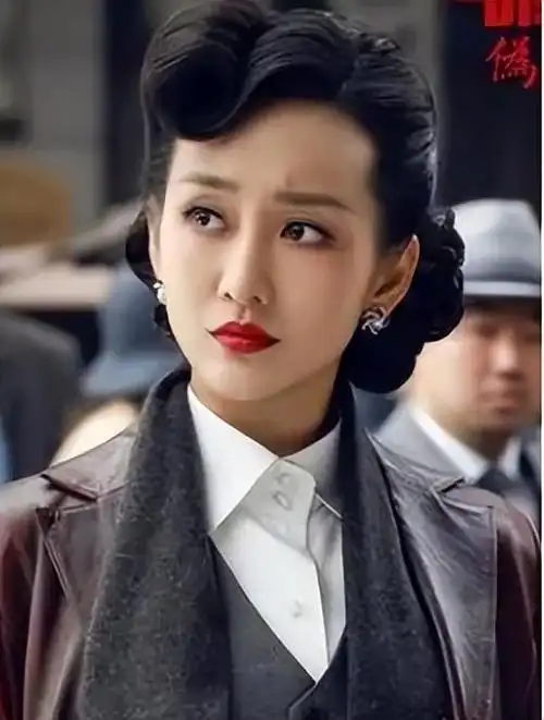 王鸥早年照片曝光,青涩模样令人艳羡,坐在"猩猩"怀中毫不胆怯|娱乐圈