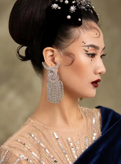 奢妃化妆学校的化妆造型作品《几何波点妆与复古高贵结合》