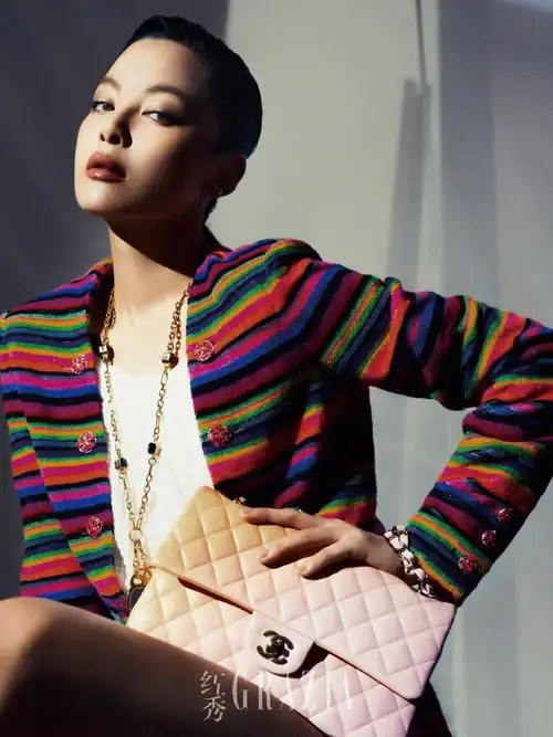 换上成套全新 2024 春夏高级成衣系列的实力女演员@辛芷蕾深具故事性