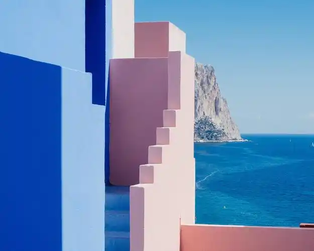 西班牙粉蓝色建筑群壁纸