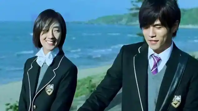 这个取景也太美了周杰伦骑单车带桂纶镁兜风