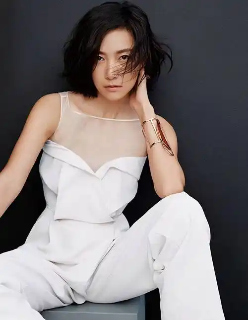 46岁的徐静蕾穿搭好随意简单的衬衫t恤都可以演绎气质范