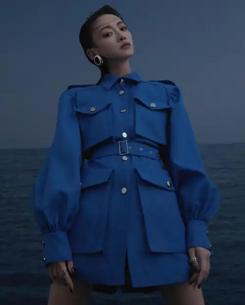 吴谨言湿发背头造型写真800x600分辨率查看