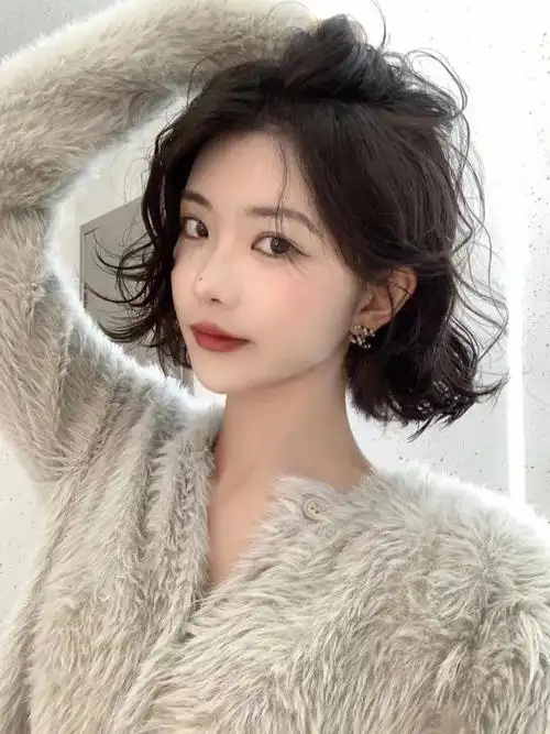 女生发型推荐推荐一款女生短发蛋卷头烫发,它不但可以修饰脸型还很