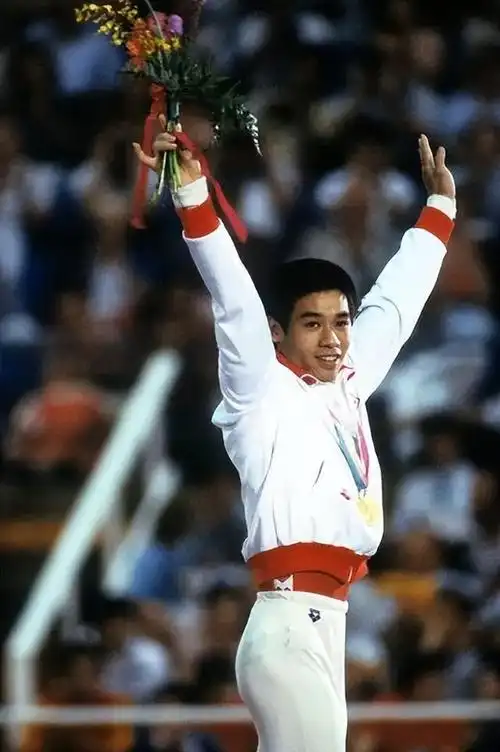 李宁的妻子陈永妍李宁之妻陈永妍见证了丈夫的眼泪44岁为他冒险生女儿